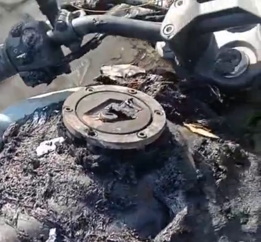 रायबरेली-ननिहाल में खड़ी बाइक में शॉर्ट सर्किटः आगे का हिस्सा जलकर राख,,,, 