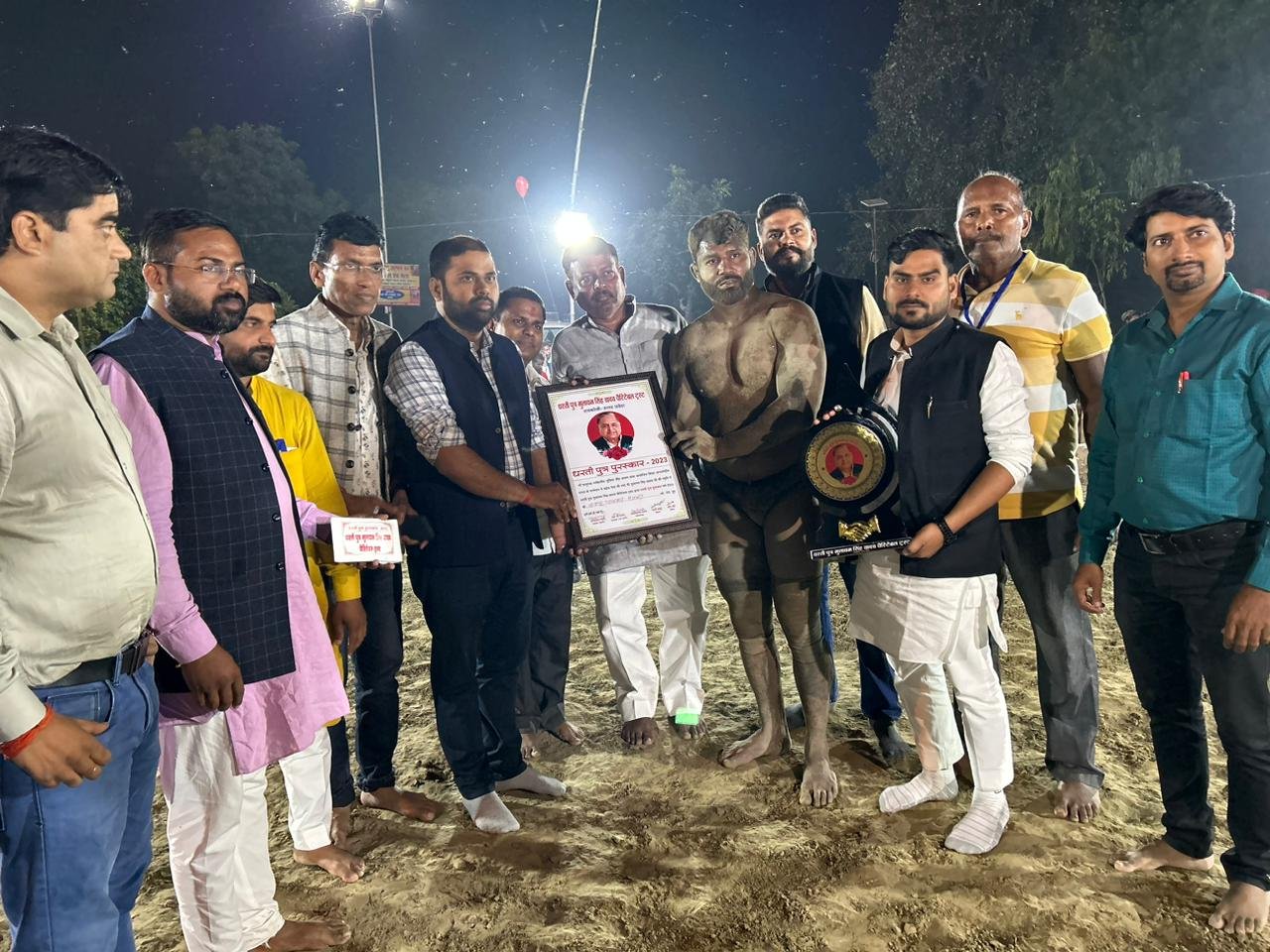 धरती पुत्र मुलायम सिंह यादव केसरी बने दिल्ली के बबलू पहलवान