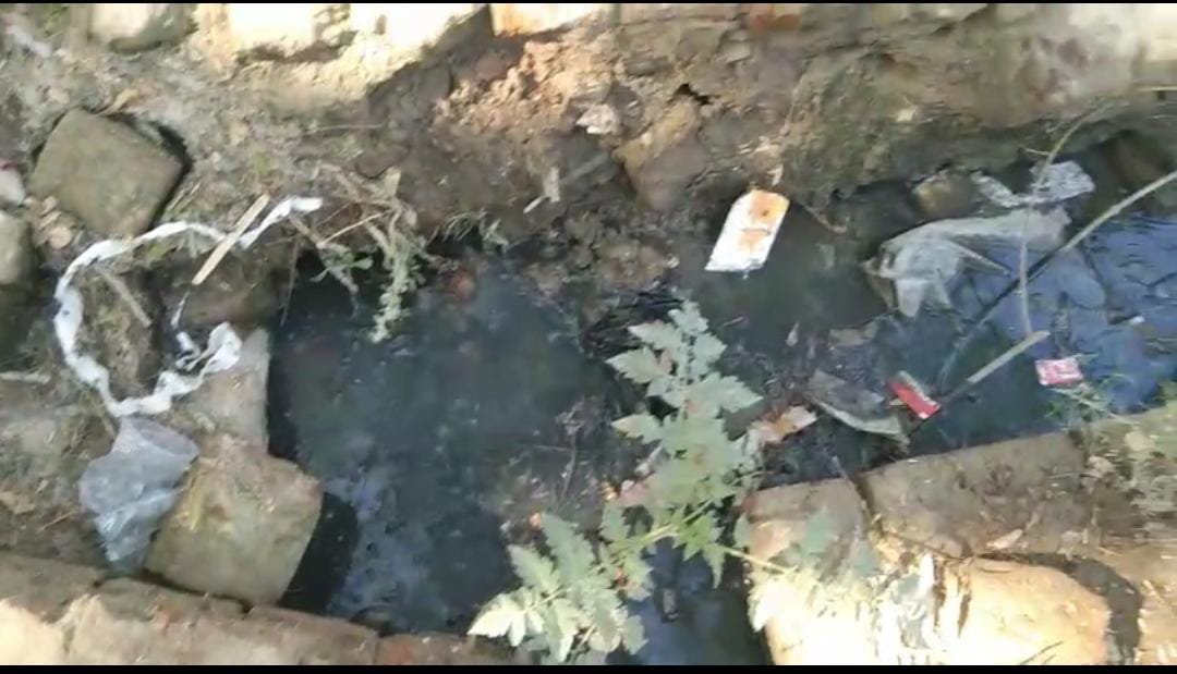 रायबरेली-बजबजा रही नालियां, घरों में घुस रहा कीचड़ जिम्मेदारों नें फेरा मुह,,, 