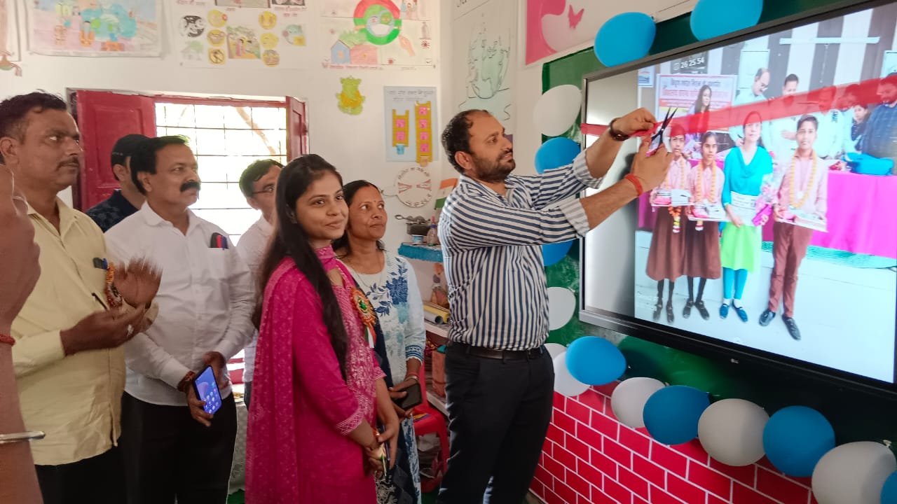 रायबरेली में बच्चों की मांग पर हिलगी विद्यालय को उपलब्ध कराई गई स्मॉर्ट क्लॉसेज