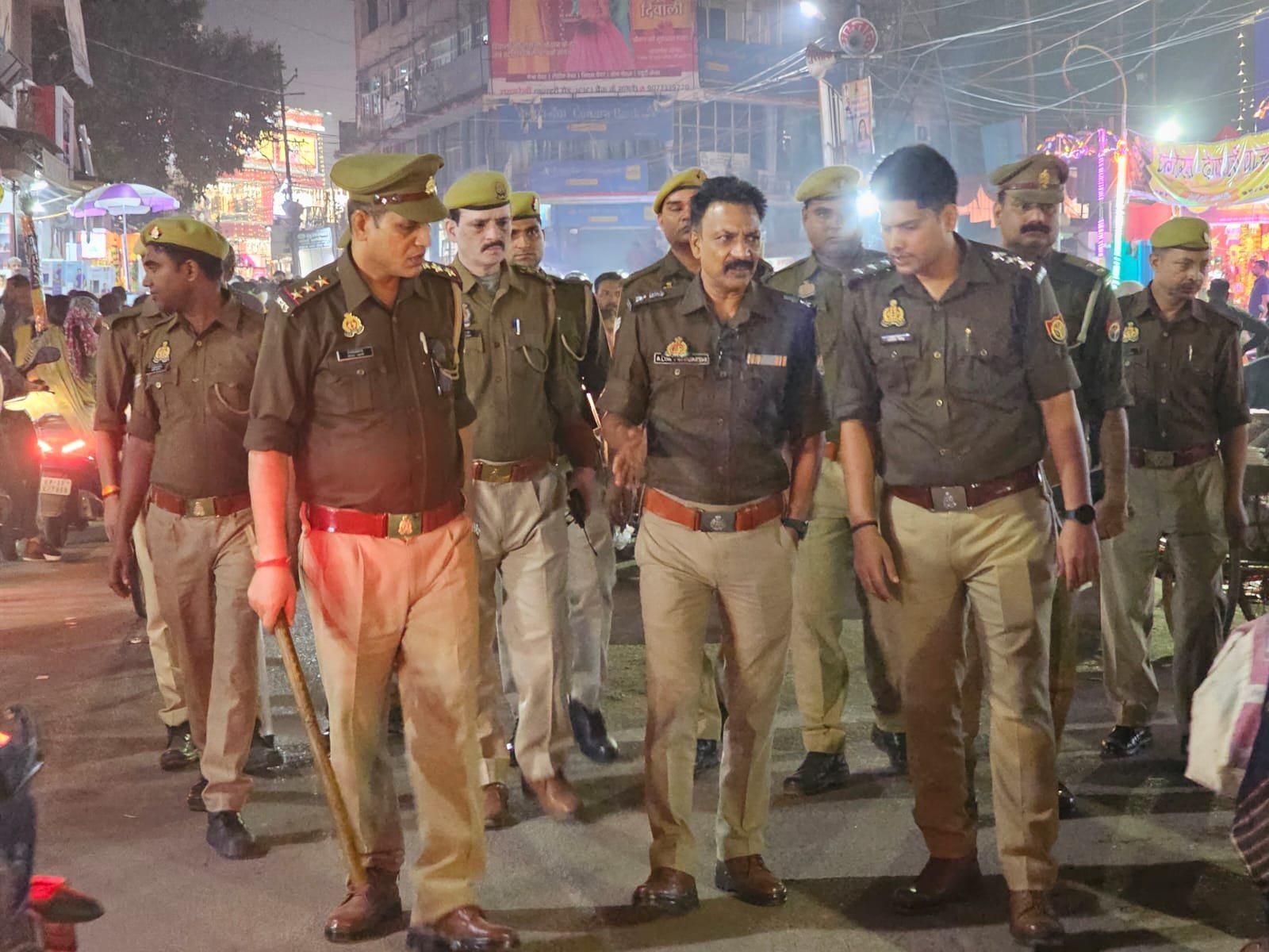 Raibareli-आगामी त्यौहारों को लेकर  पुलिस अधीक्षक  द्वारा  पुलिस बल के साथ सर्राफा बाजार में पैदल गश्त 