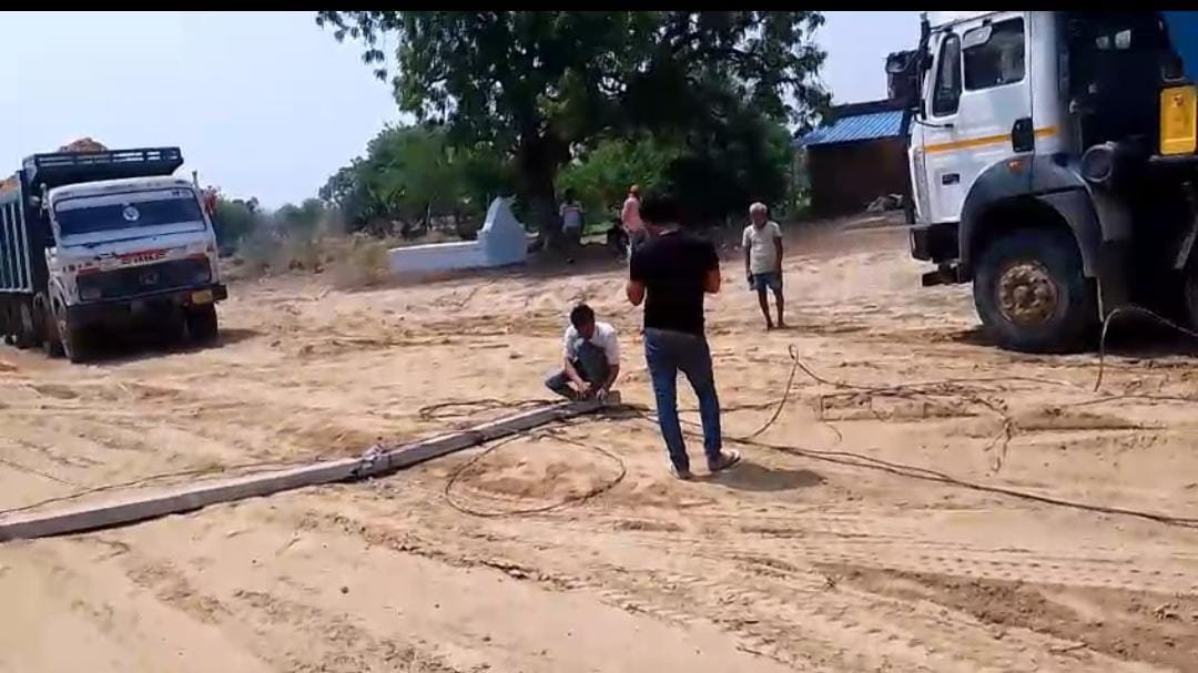 रायबरेली-पट्टी रसह कैथवल में मिट्टी लदे डंफरों ने गाँव के तीन बिजली के खम्भे को तोड़ा, ग्रामीणों रोष,,,,