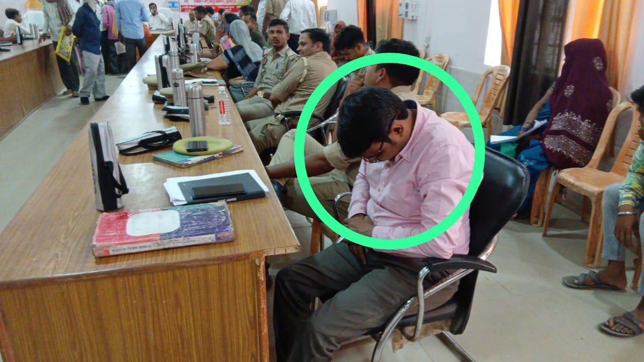 रायबरेली-संपूर्ण समाधान दिवस बना मजाक सोते नजर आते हैं विभाग के अधिकारी