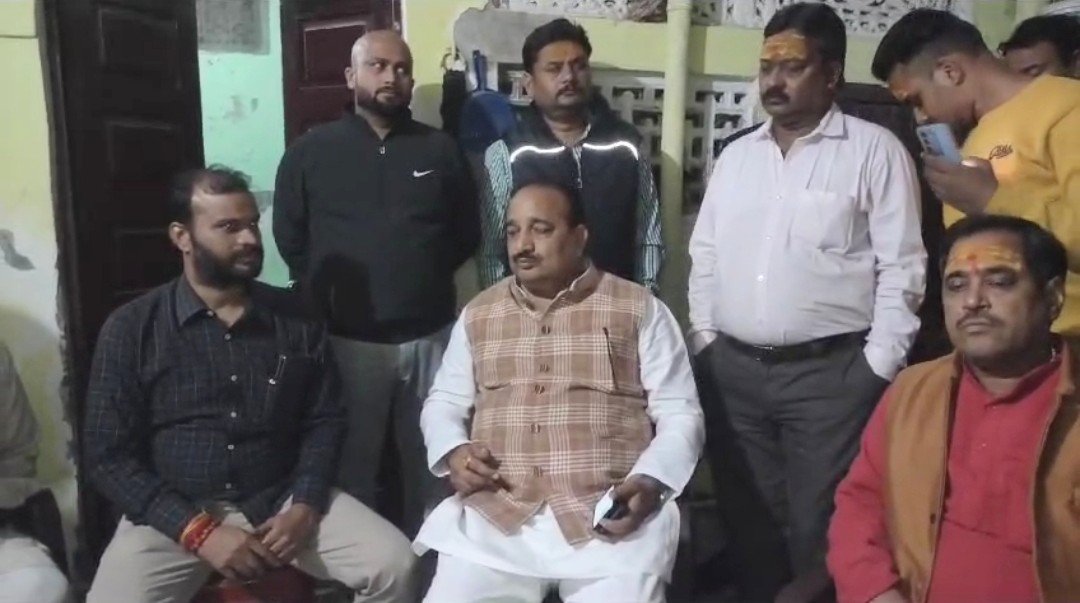 बड़ी खबर-पीड़ित सर्राफा व्यवसाई के घर पहुचे मंत्री दिनेश प्रताप सिंह