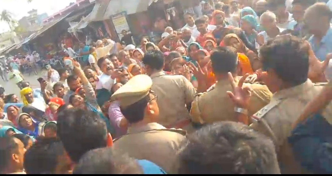 रायबरेली मे सैकड़ो की संख्या में  महिलाओ व पुरुषों ने सरेनी चौराहे पर किया प्रदर्शन