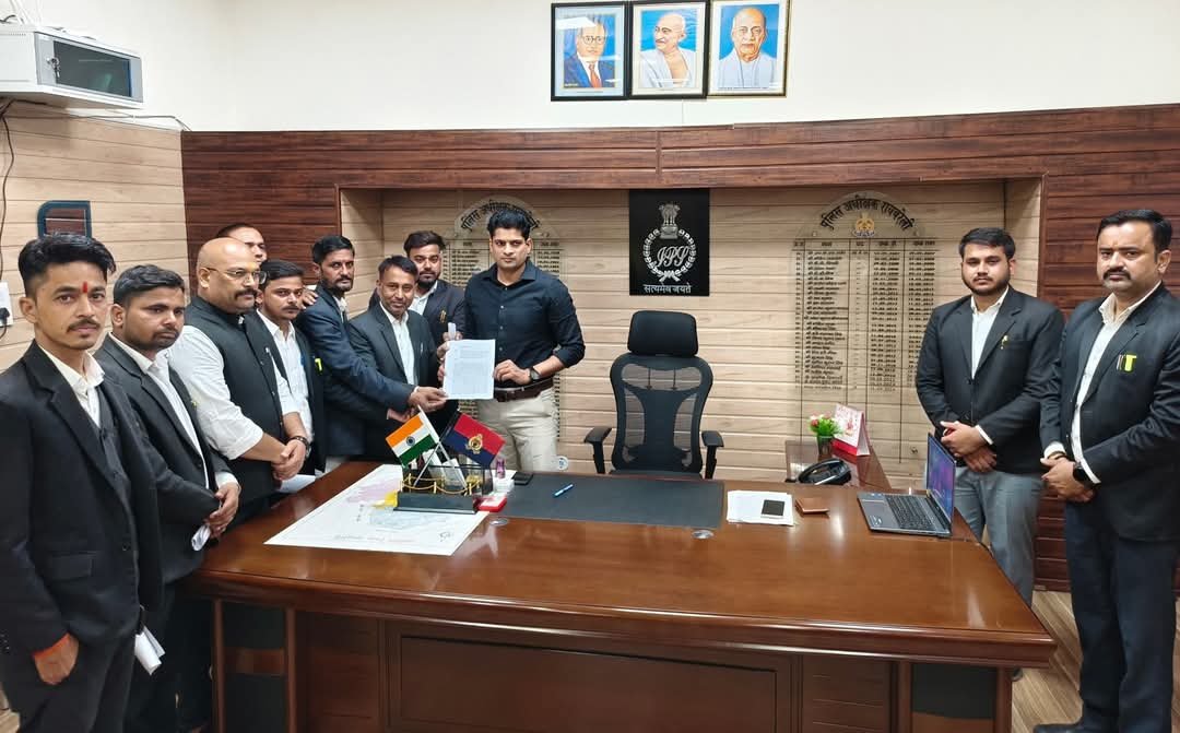 रायबरेली में दर्ज़नो की संख्या में अधिवक्ताओ ने किया प्रदर्शन