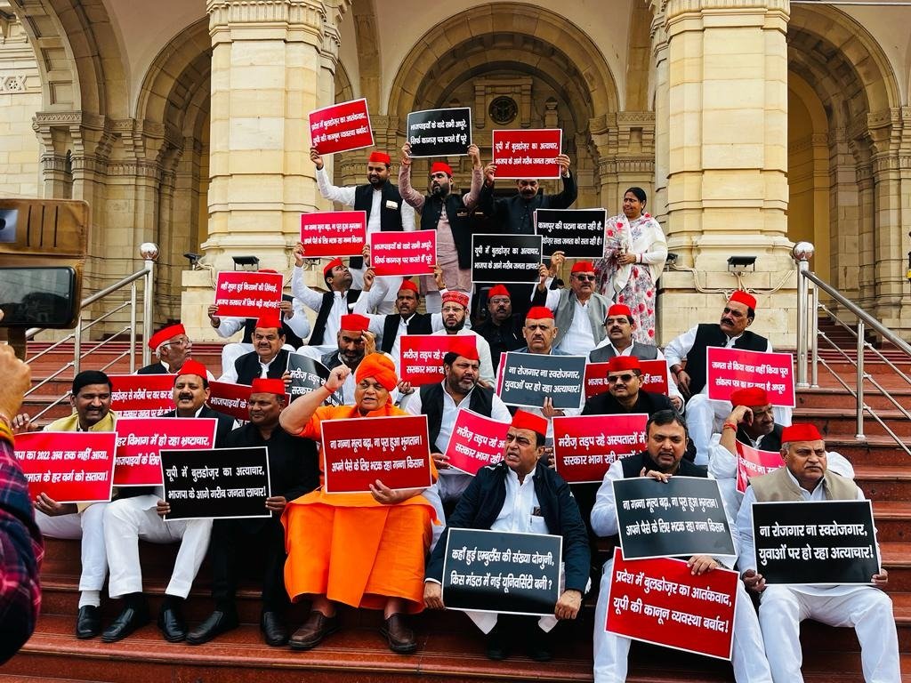 यूपी विधानसभा का दूसरा दिन, सपा विधायकों का धरना प्रदर्शन, सदन में काटा बवाल