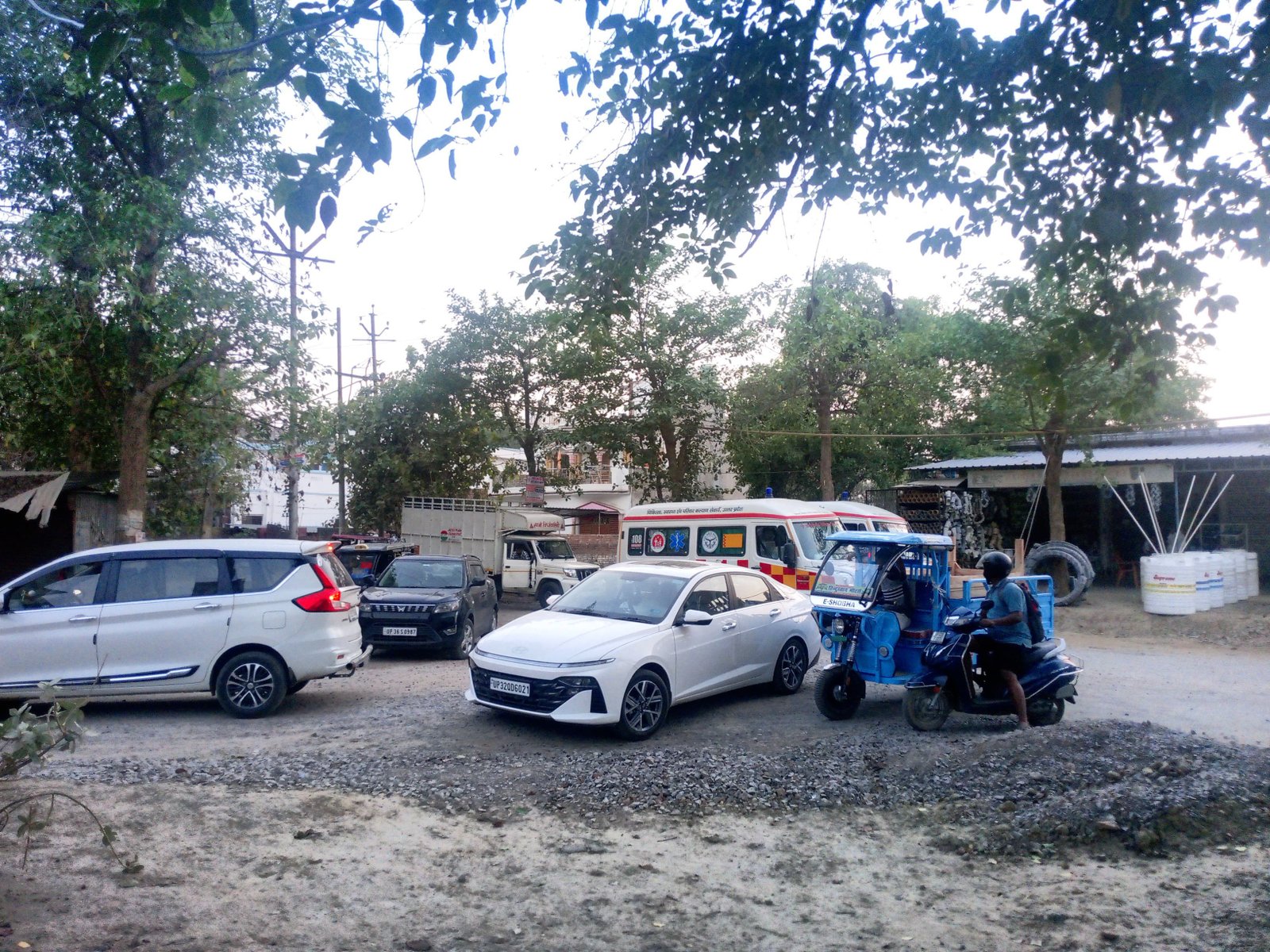 रायबरेली-मुंशीगंज से एम्स जाने वाला मार्ग बदहाल,चौड़ीकरण के लिए एक महीने से पटरी में गिट्टियां डाल साधी चुप्पी 