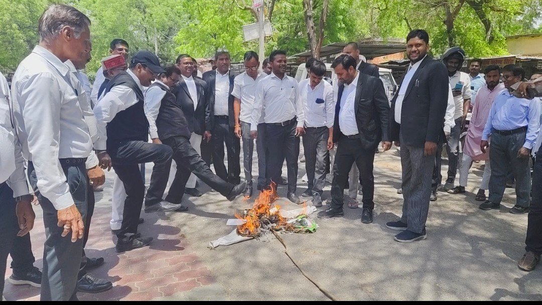 रायबरेली में डीएम ऑफिस के बाहर अधिवक्ताओं ने आतंकवाद का फूंका पुतला