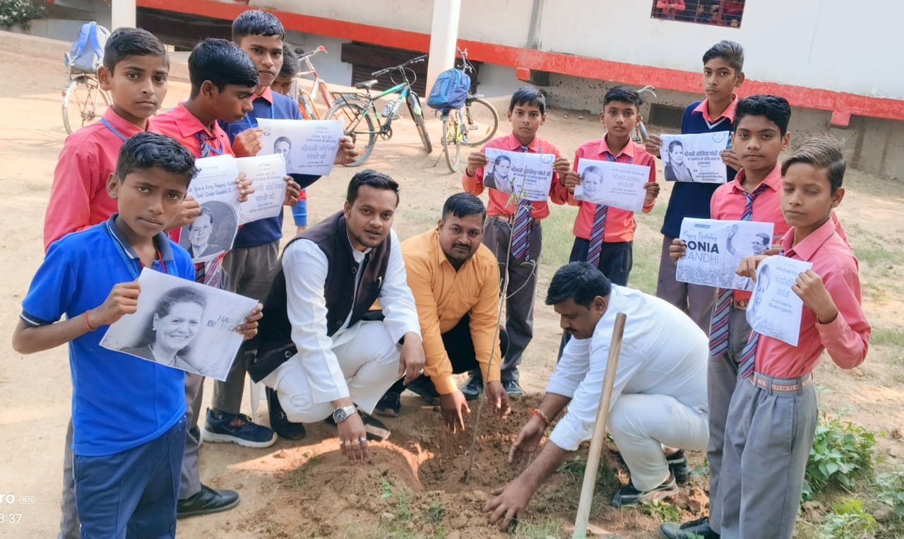 आमीन पठान ने सोनिया जी के जन्मदिन पर किया वृक्षारोपण