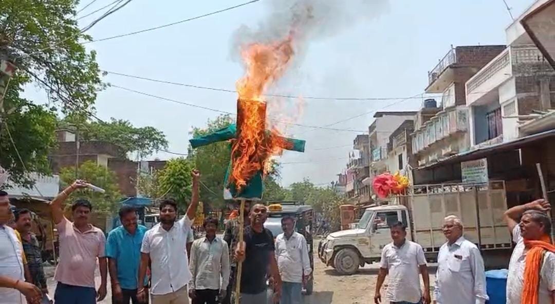 रायबरेली-रोहनिया में भाजपा कार्यकर्ताओं ने फुके पाकिस्तान के पुतले 