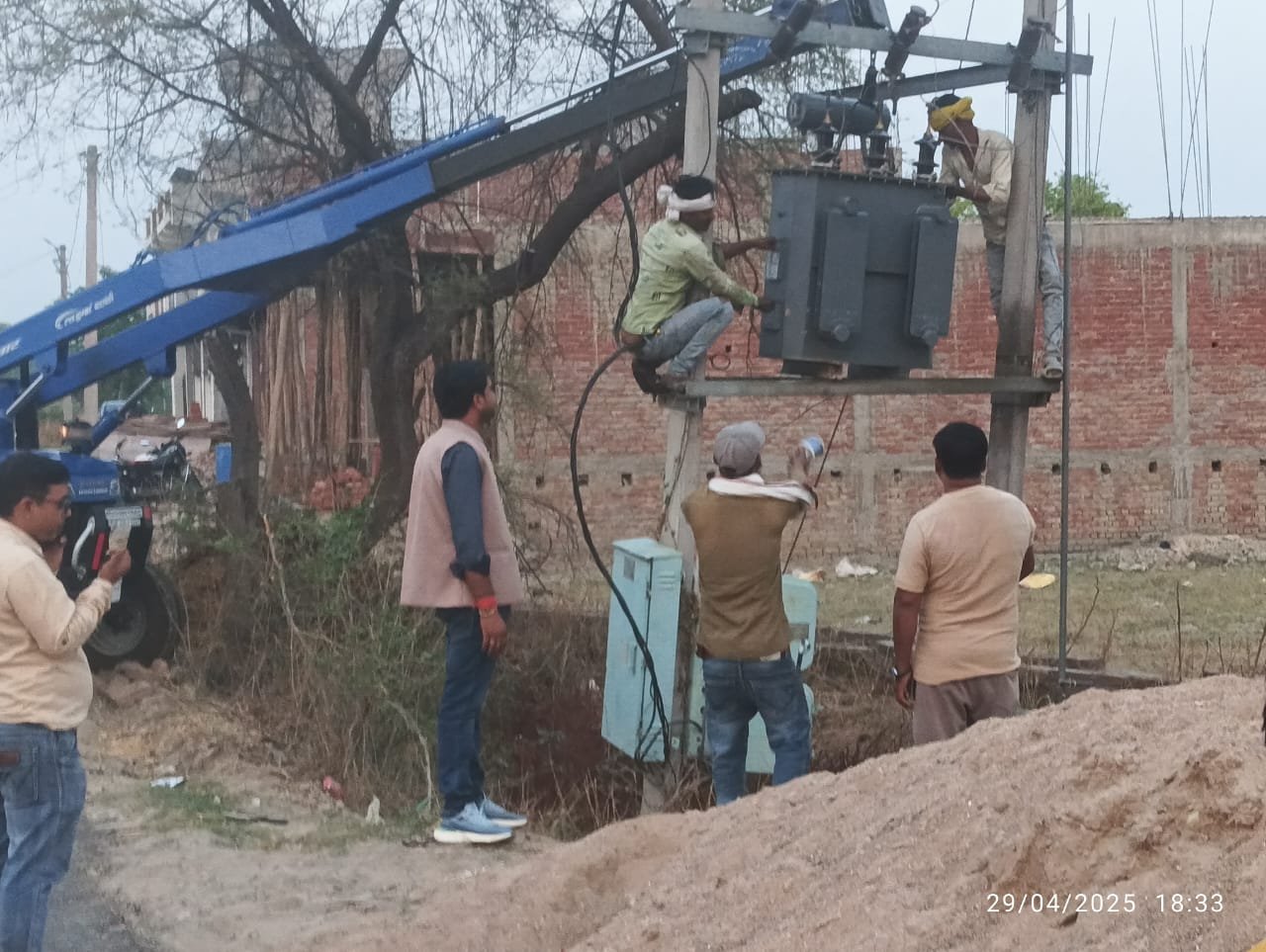 रायबरेली-खोजनपुर के ट्रांसफार्मरों की बढ़ाई जाएगी क्षमता ग्राम प्रधान की पहल पर शुरू हुआ काम