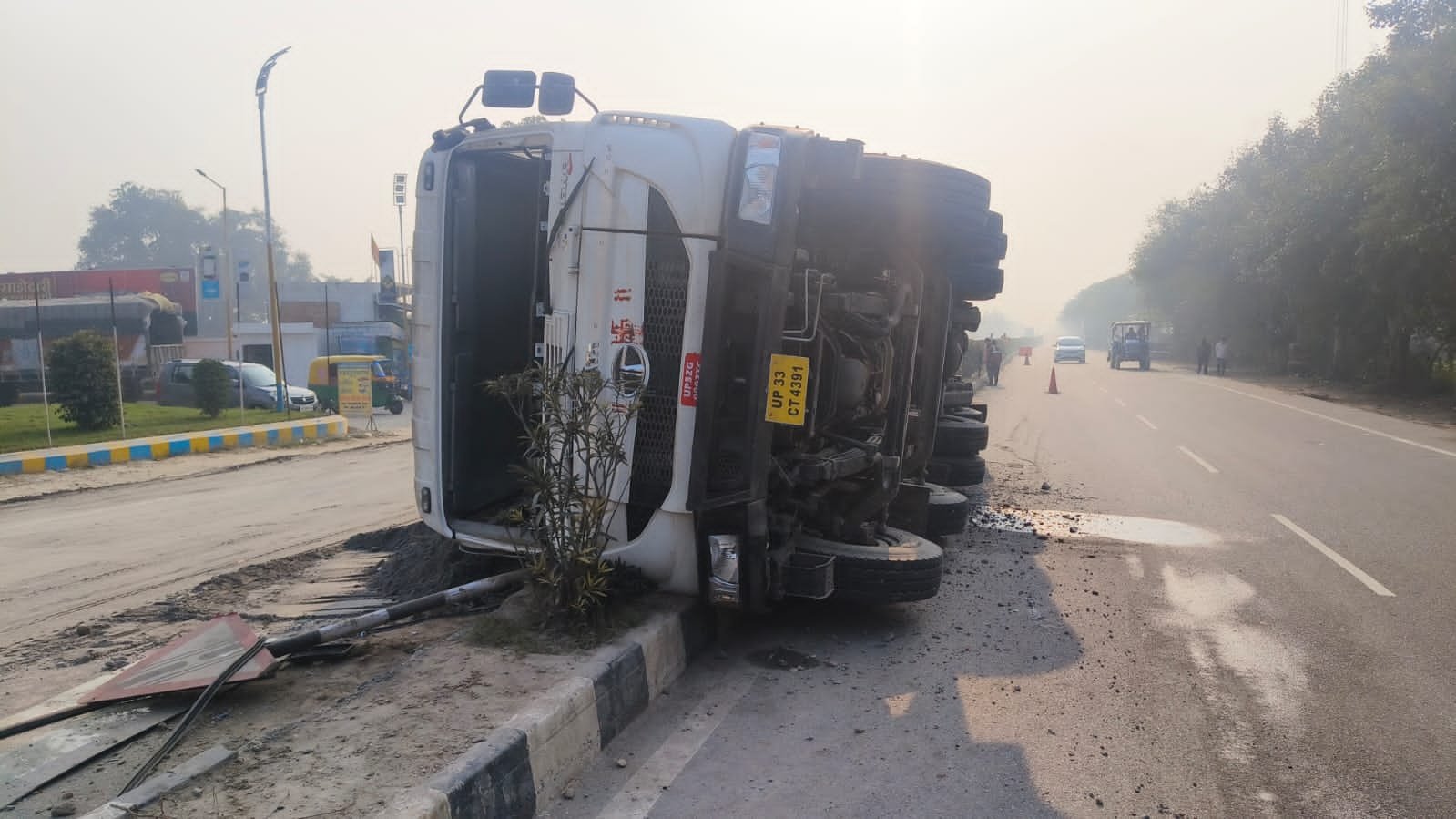 तेज रफ्तार अनियंत्रित डंपर डिवाइडर से टकराकर  पलटा 