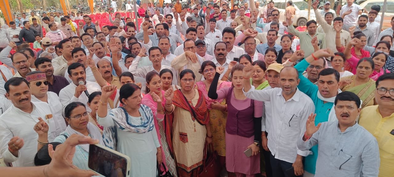 रायबरेली में शिक्षकों/कर्मचारियों को बुढापे की लाठी पुरानी पेन्शन अब दे दी जाए-राजेश शुक्ला