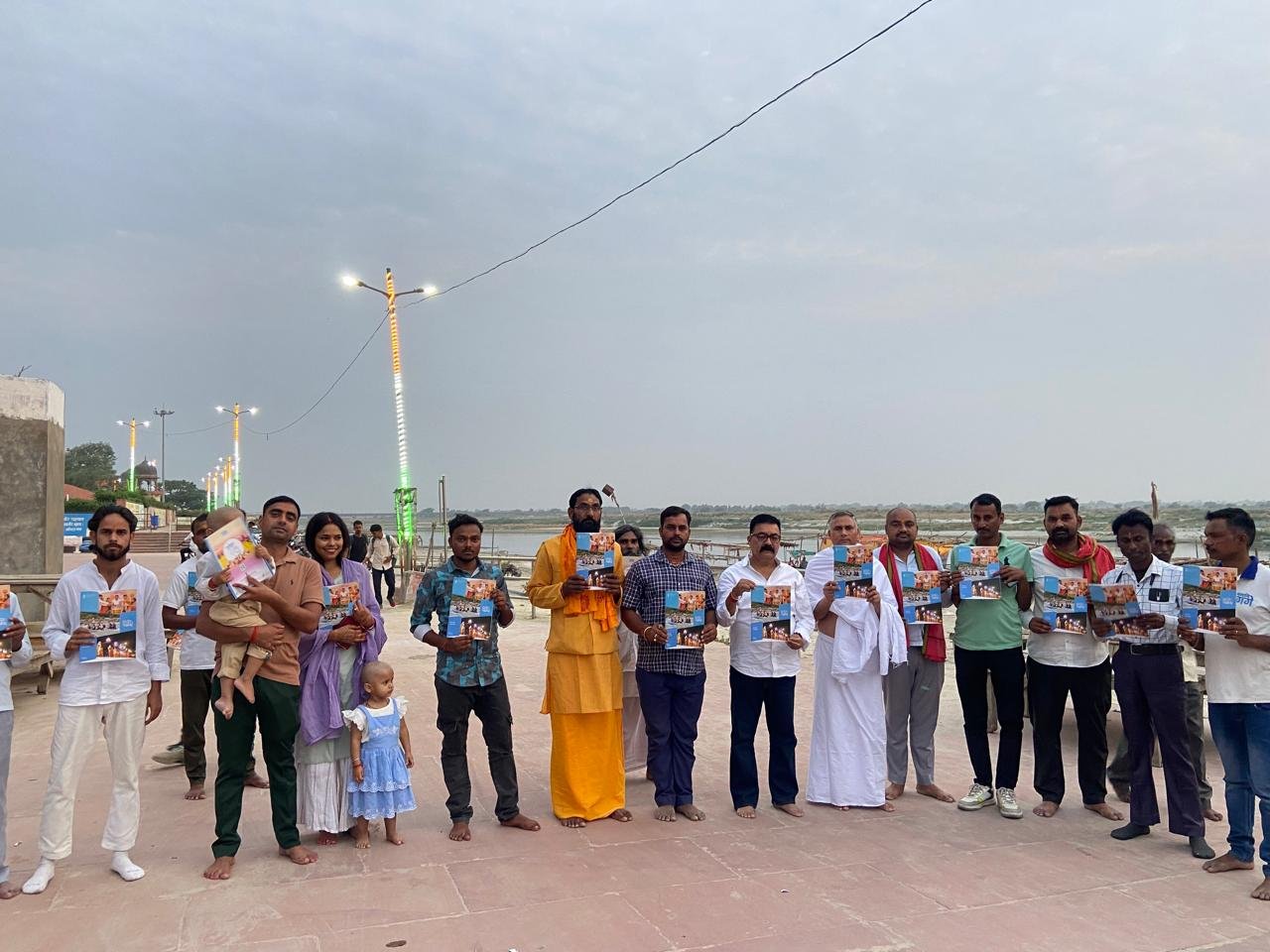 रायबरेली-नमामि गंगे पुस्तिका भेंट कर सभी को दिलाया गंगा स्वच्छता का संकल्प-डॉ भरत पाठक