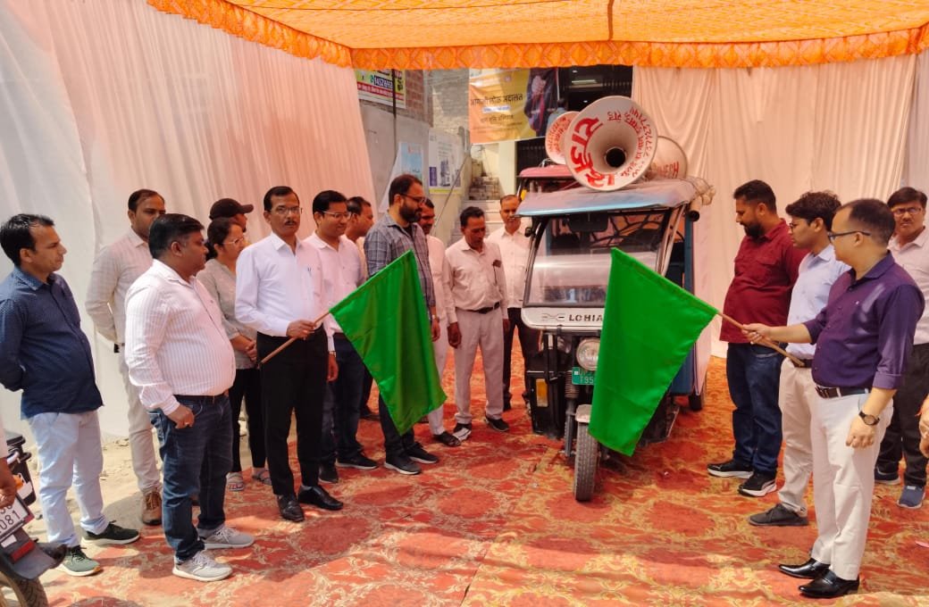 रायबरेली-ऋण मुक्त अभियान जागरूकता वाहन को एसडीएम ने हरी झंडी दिखाकर किया रवाना-