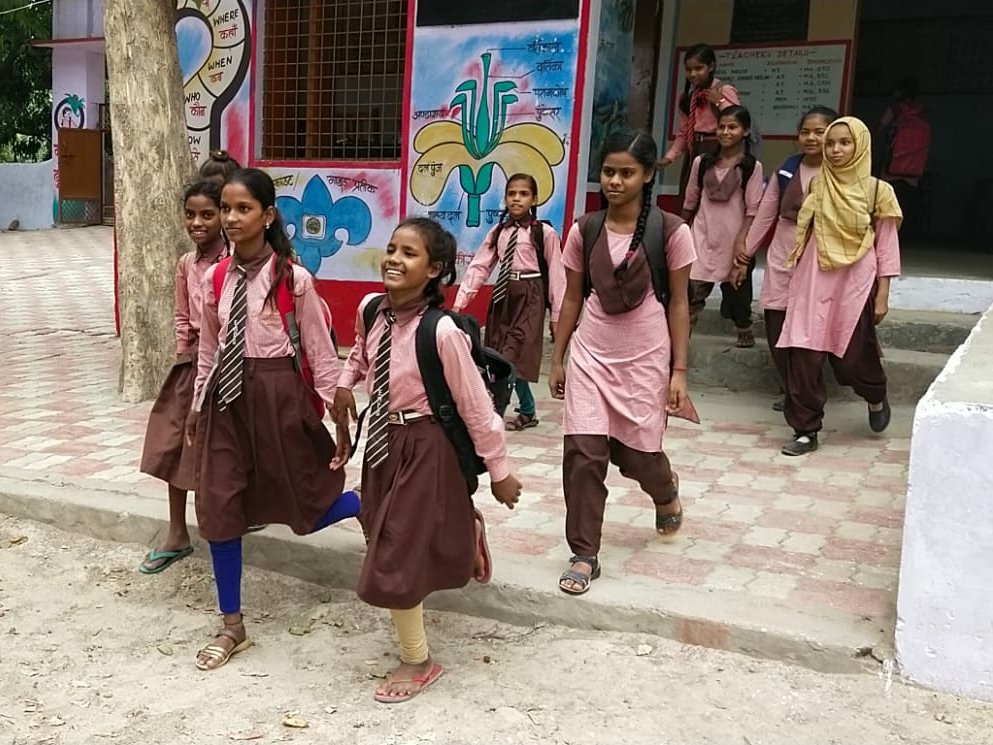 रायबरेली में एक से आठ तक यूनिफाॅर्म खरीदने को नहीं मिला पैसा