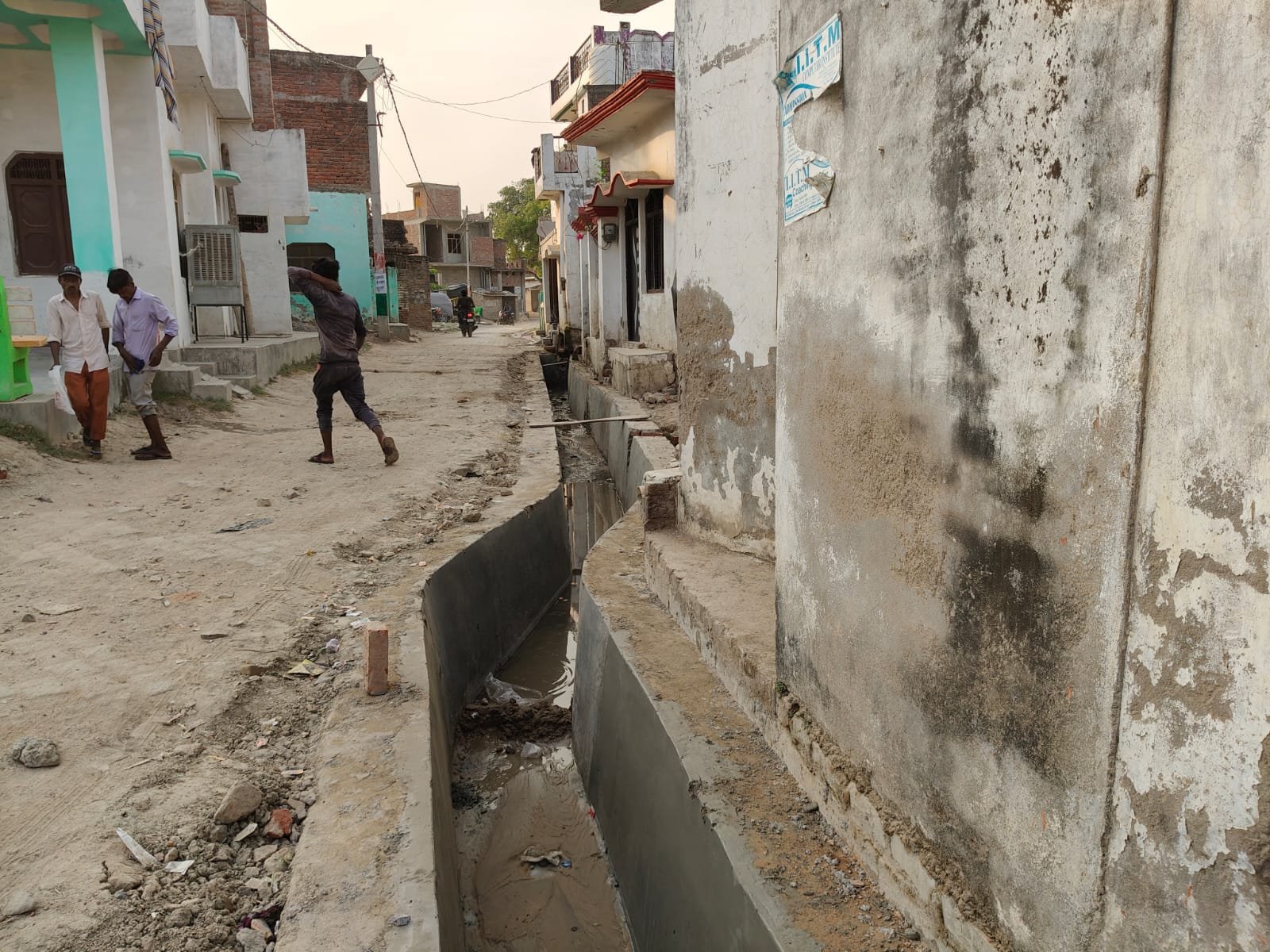 रायबरेली-घटिया गुणवत्ता से निर्माण कर ठेकेदार काली कमाई  में सभी नगर पंचायत अधिकारी की है सहमति,,,,? 