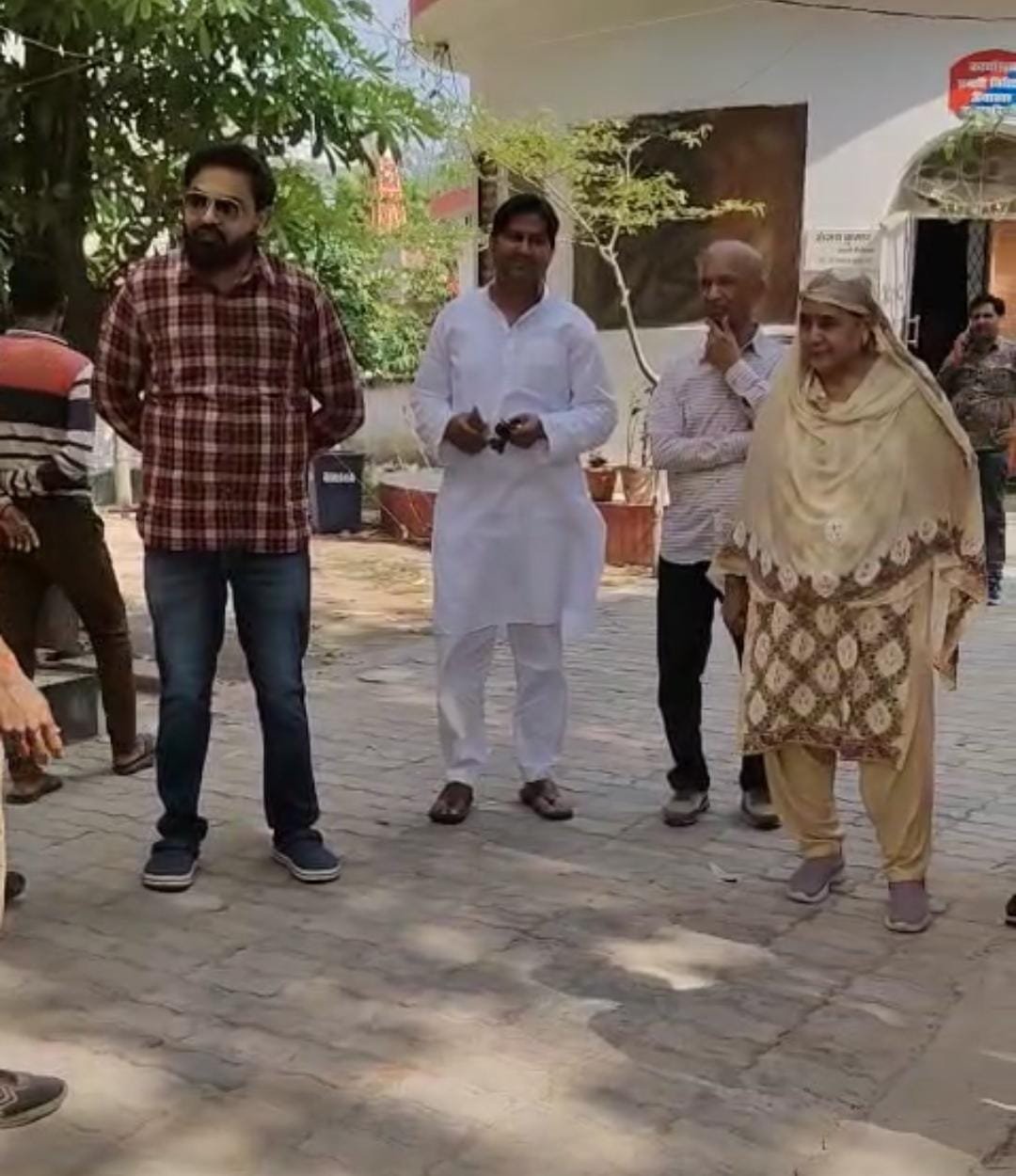 रायबरेली-ऊंचाहार में एक थानेदार की होती है इबादत , चार दशक बाद उसकी मजार देखने पहुंचे परिजन,,,, 