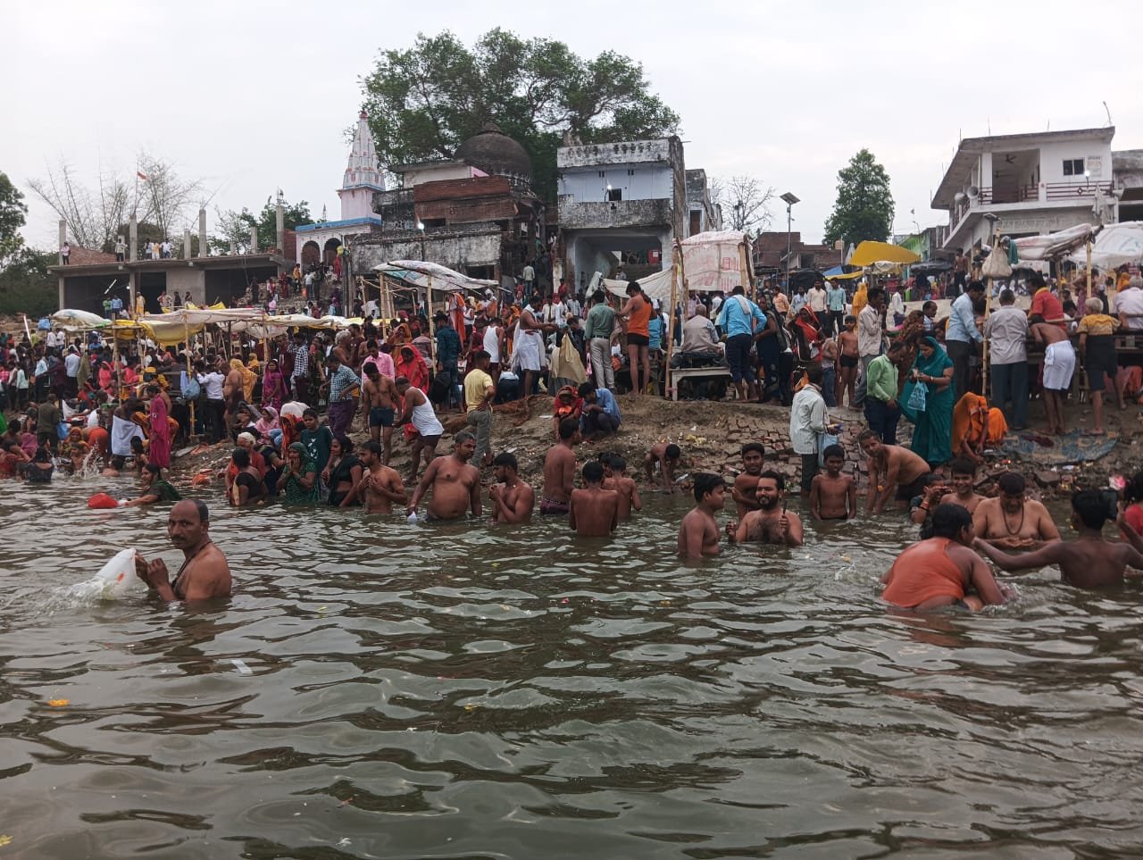रायबरेली-बैसाख माह की पूर्णिमा पर उमड़ी श्रद्धा , हजारों ने लगाई गंगा में डुबकी,,,