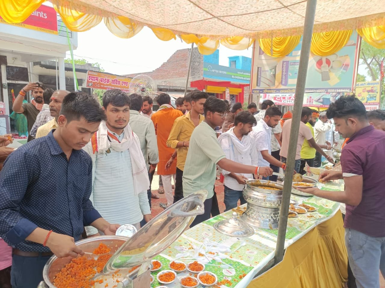 रायबरेली-ज्येष्ठ मास के प्रथम मंगलवार को  जगह जगह हुए भंडारे,,, 