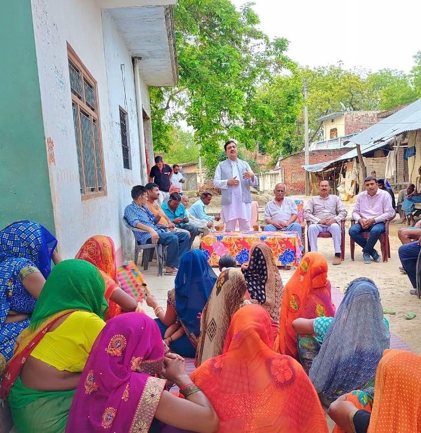 रायबरेली- कांग्रेस के अतुल सिंह ने गांव में चौपाल कर लोगों की सुनी समस्याएं  
