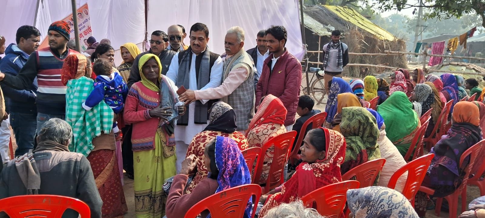 रायबरेली-अतुल सिंह नें जरूरतमंद लोगो को किया कंबल वितरण,, 
