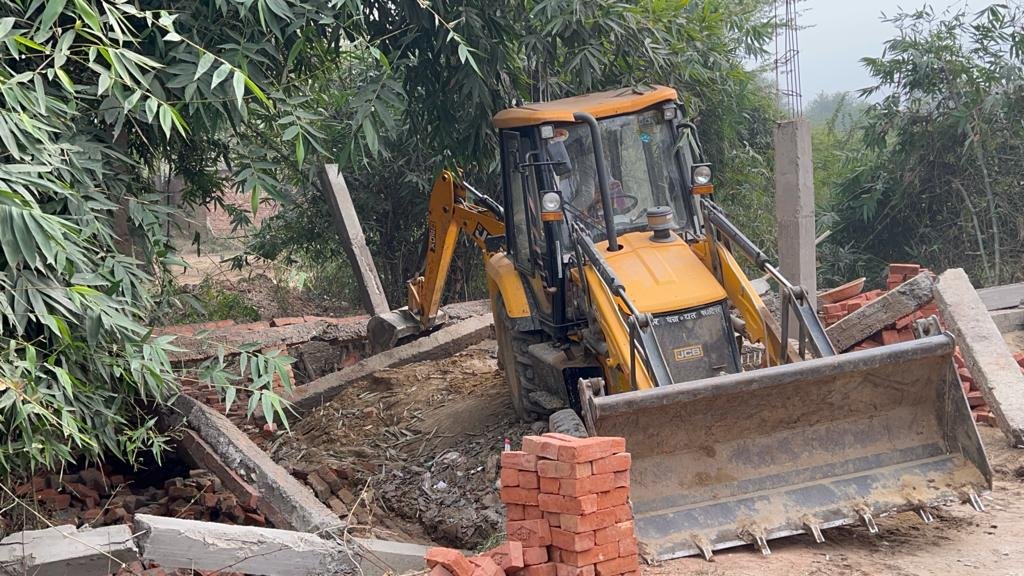 Raibareli-अवैध निर्माण पर चला बाबा का बुलडोजर