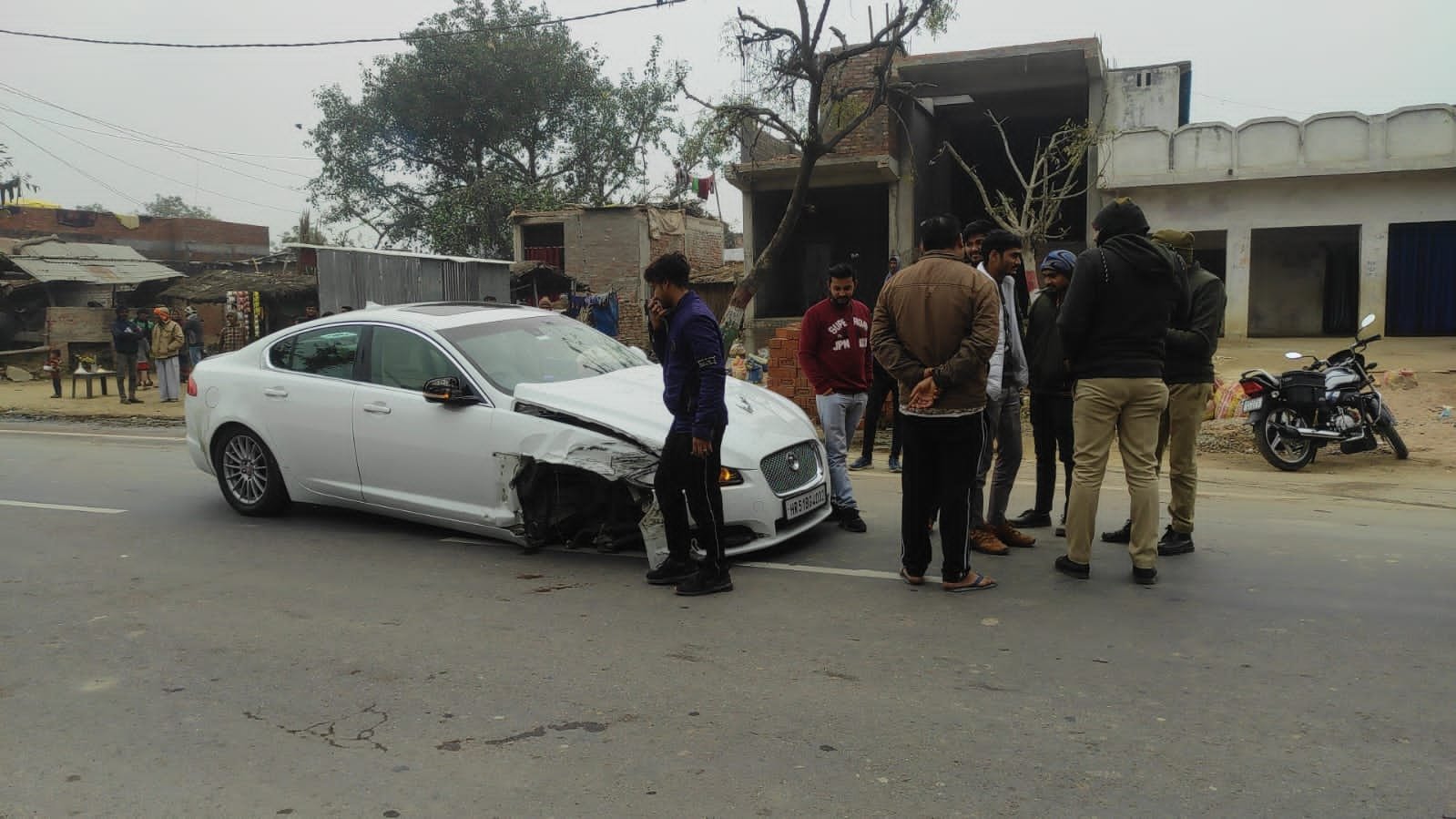 आमने सामने भिड़े जैगुआर कार व लोडर