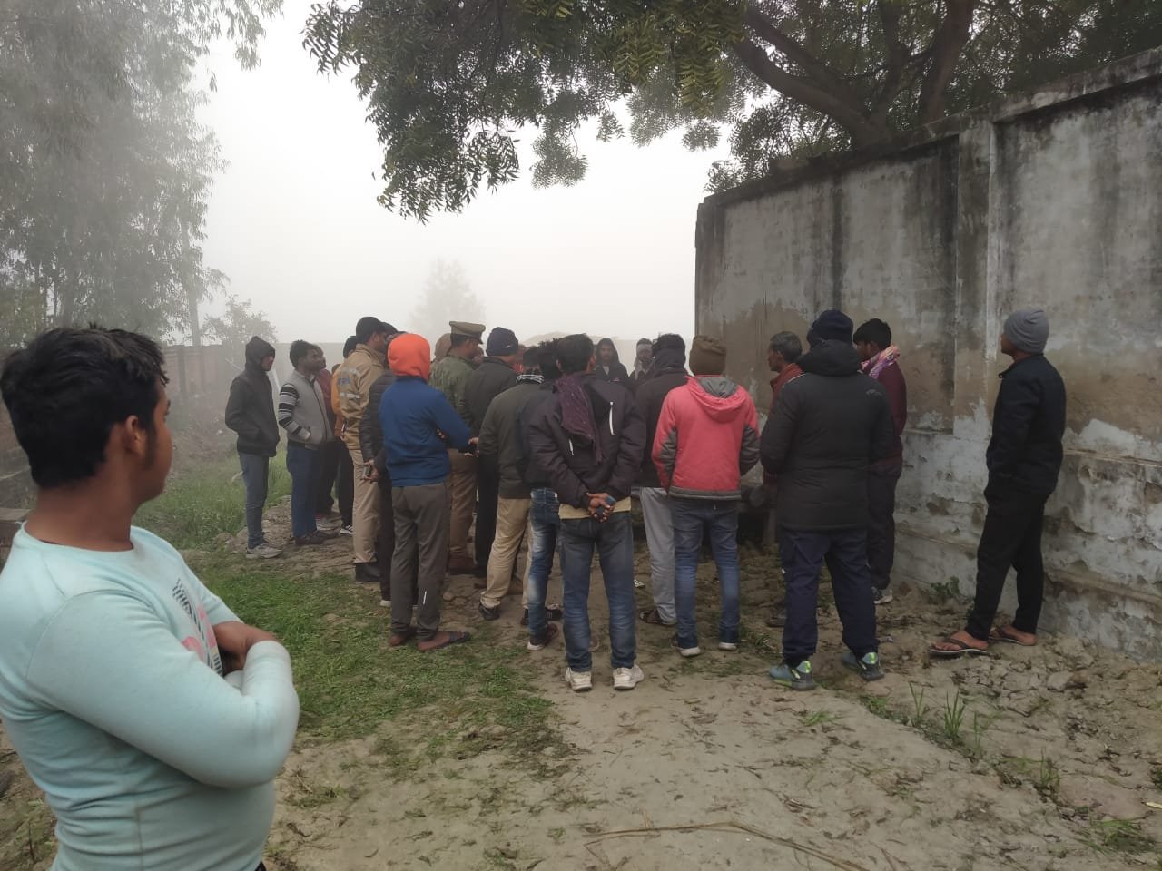 Raibareli-संदिग्ध परिस्थितियों में पेड़ से लटकता मिला पेट्रोल पंप मैनेजर का शव