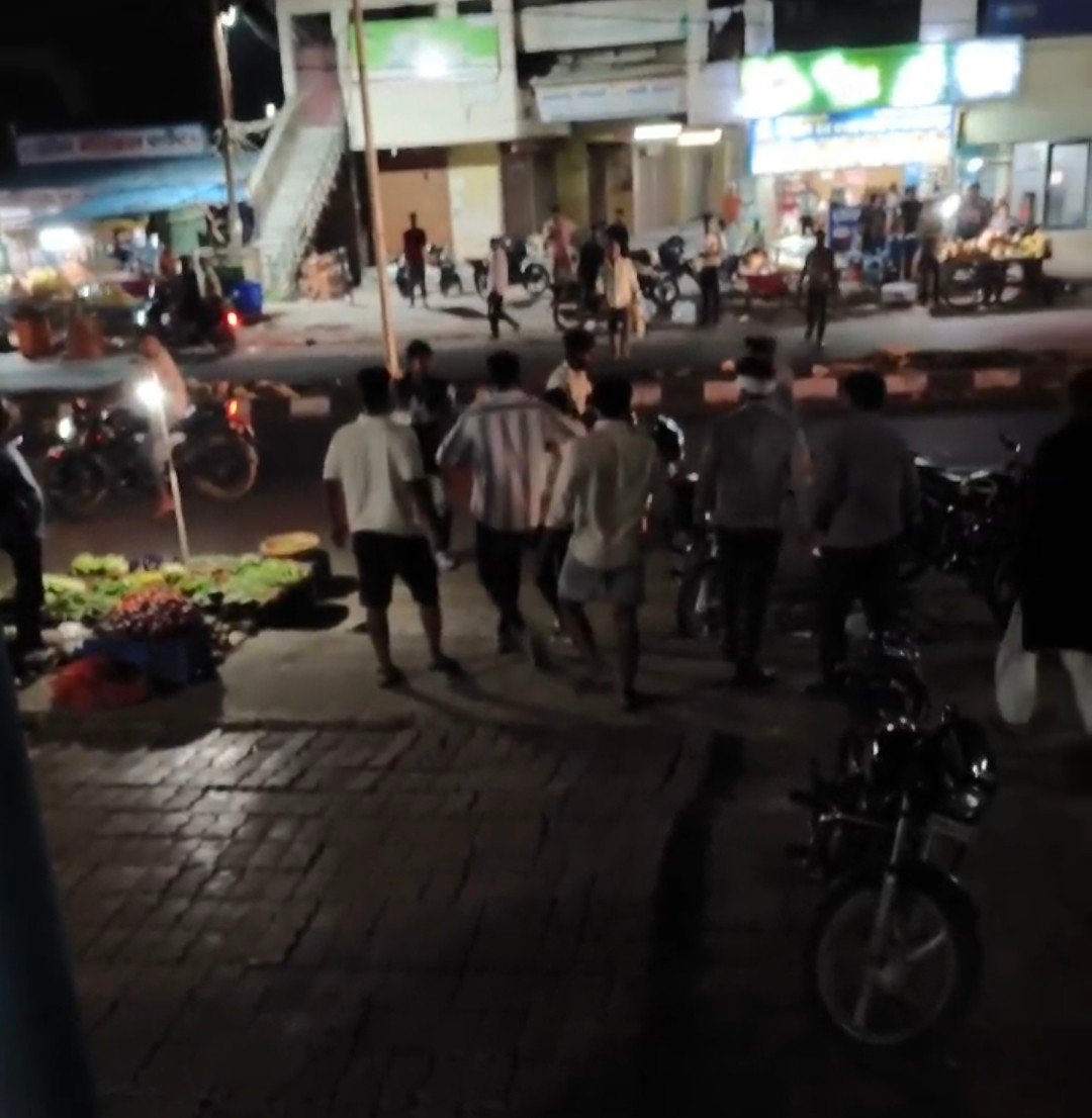 रायबरेली के मिल एरिया थाना के चौराहे से चंद कदमो की दूरी पर ग्राहक व दुकानदार में जमकर चले लात-घुसे