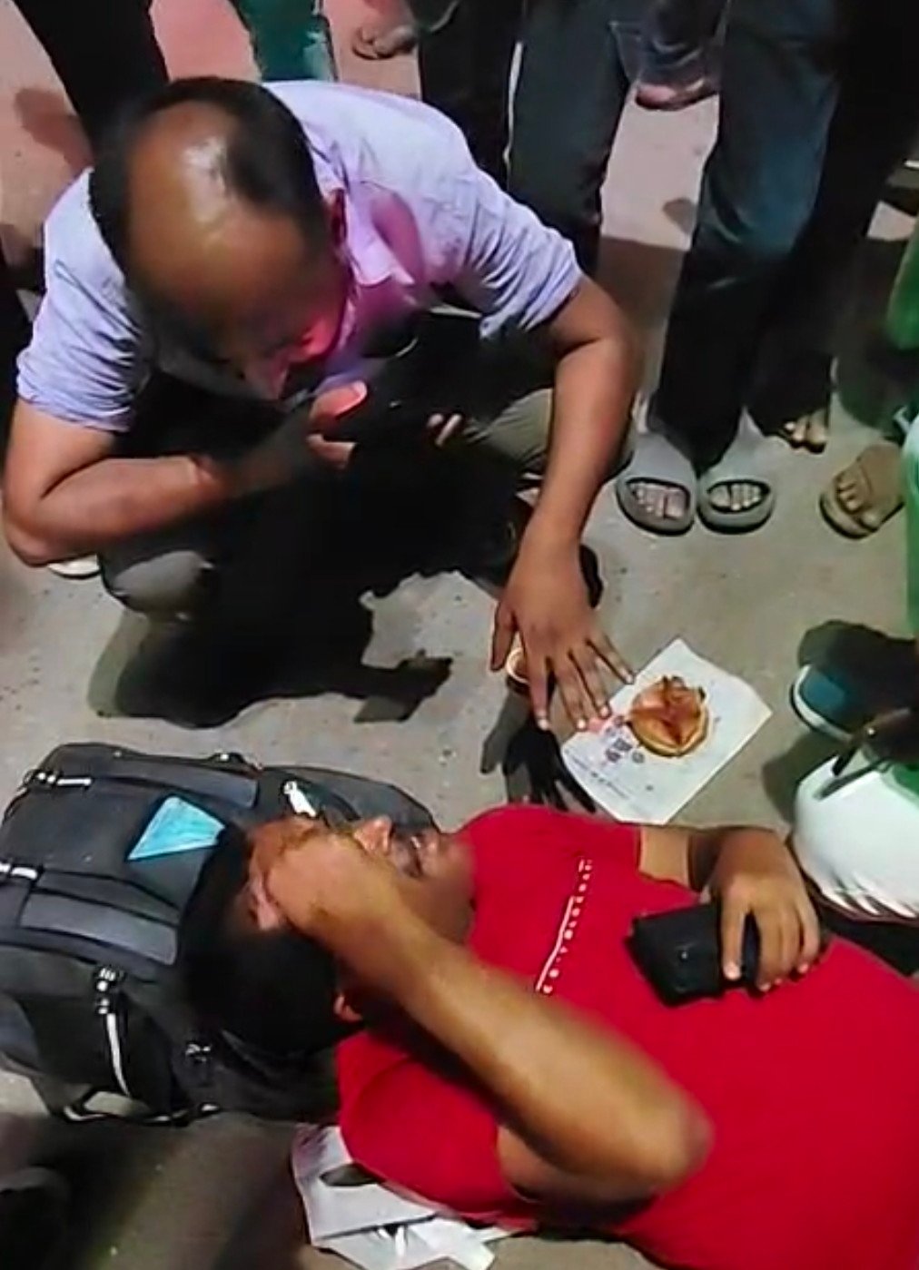 रायबरेली के बस स्टॉफ चौराहे पर बीच सड़क पर युवक का हाई वोल्टेज ड्रामा