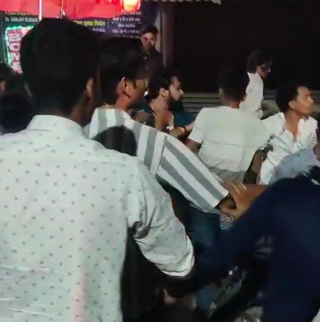 रायबरेली-पुलिस बूथ से चंद कदमो की दूरी पर  दबंगों ने जमकर किया तांडव