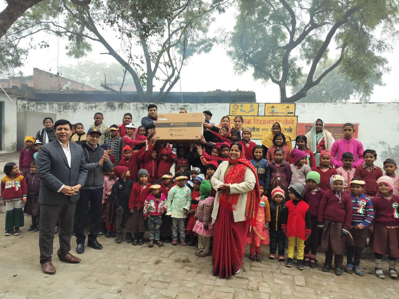 Raibareli-उन्नत शिक्षा प्रणाली से जोड़ने के लिए प्राथमिक विद्यालय को दी गई स्मार्ट टी.वी 