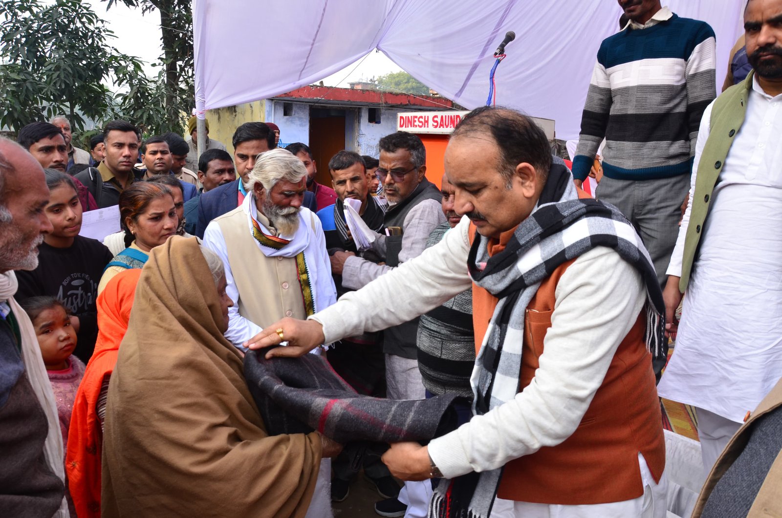 उद्यान मंत्री ने जरूरतमंद लोगों को कंबल किया वितरण