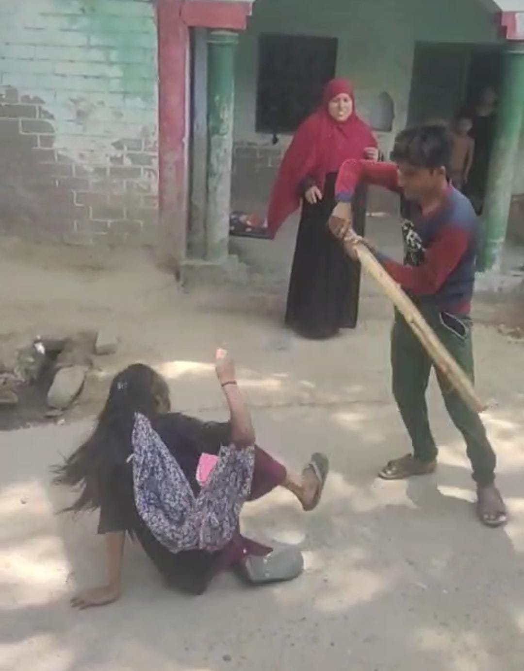 रायबरेली-ऊंचाहार में एक  युवक द्वारा अपनी भाभी वा भतीजी पर डंडे से हमले का विडियो हुआ वायरल,,,