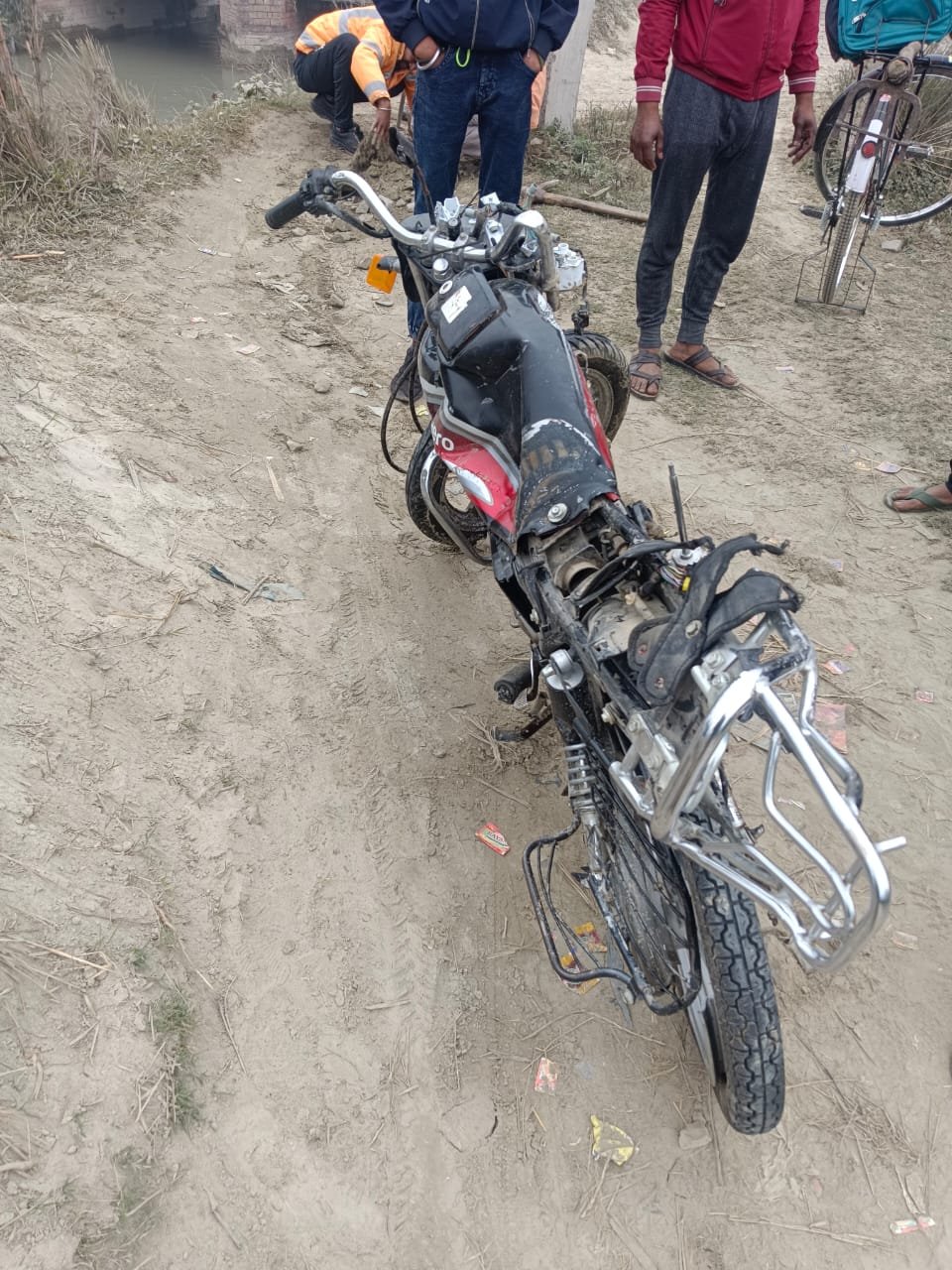 रायबरेली-रेलवे ट्रैक पार कर रहा युवक ट्रेन की चपेट में आके गम्भीर रूप से घायल,रेफर