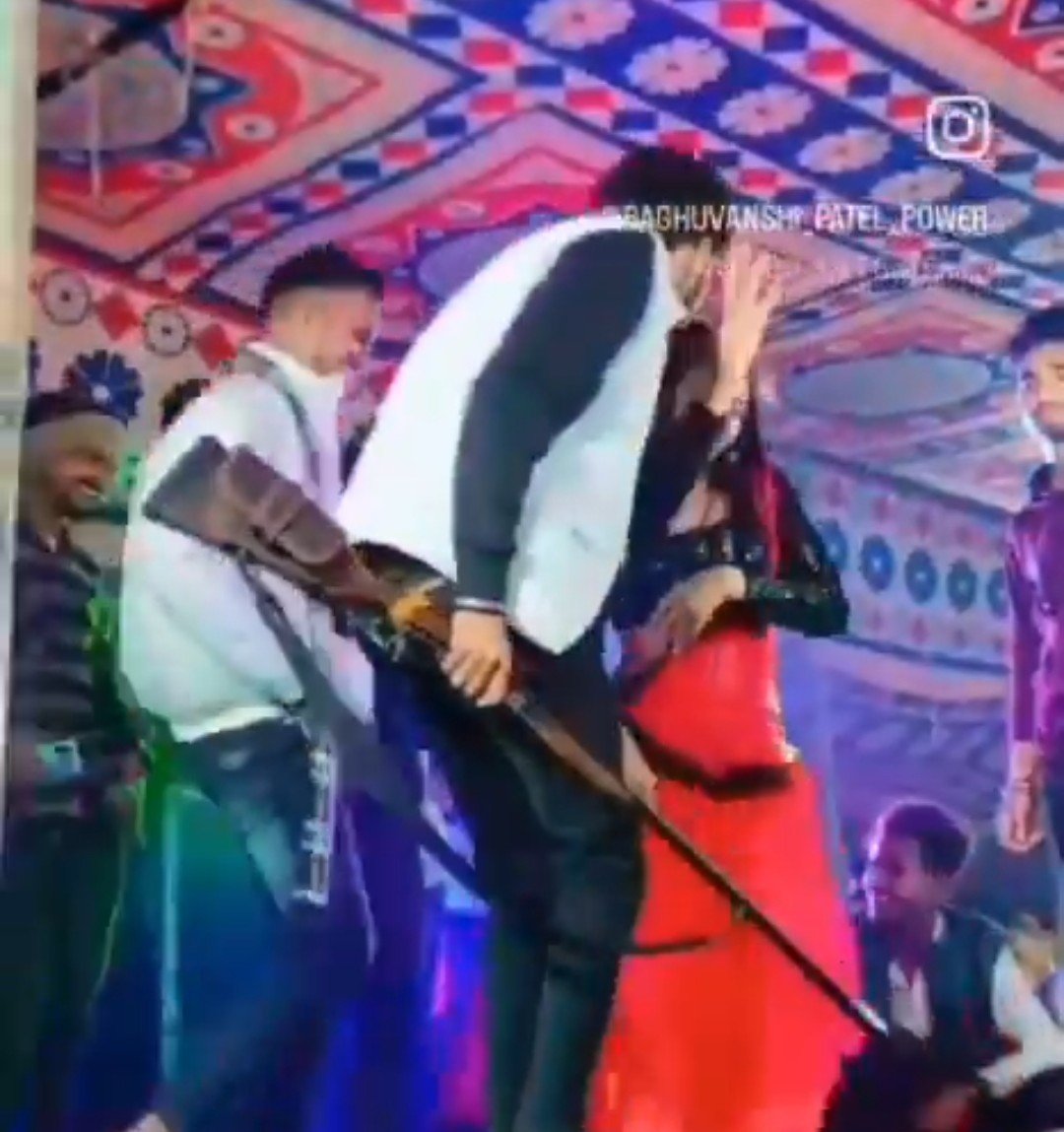 Raibareli-असलहे के साथ बार बालाओं के साथ ठुमके लगाए युवक का वीडियो वायरल