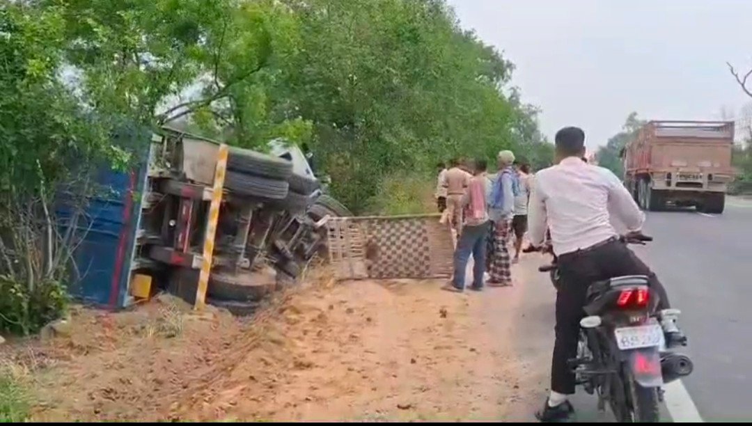 रायबरेली-बुजुर्ग को बचाने के चक्कर मे अनियंत्रित होकर पलटा ट्रक