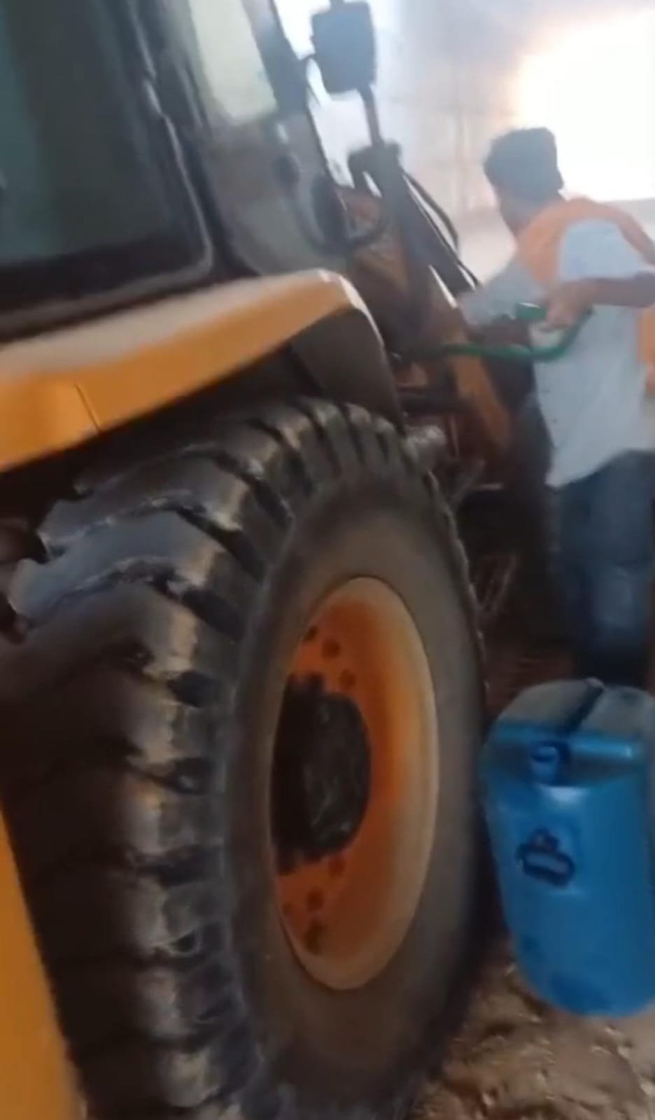 रायबरेली-गंगा एक्सप्रेसवे निर्माण में लगे वाहनों से आए दिन ईंधन चोरी का सिलसिला जारी विडियो वायरल