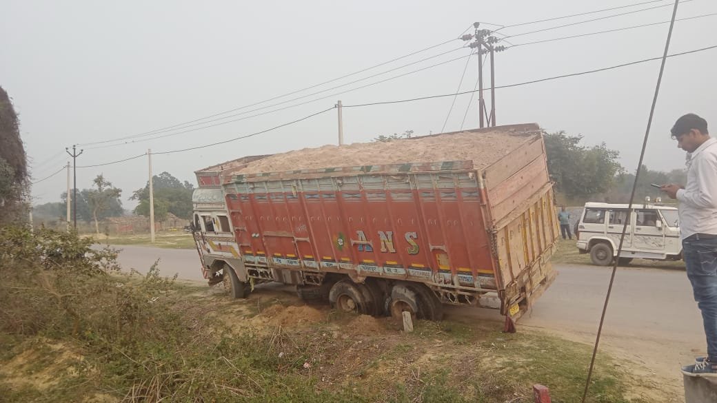 Raibareli-नायब तहसीलदार ने की बड़ी कार्यवाही ट्रक को किया सीज