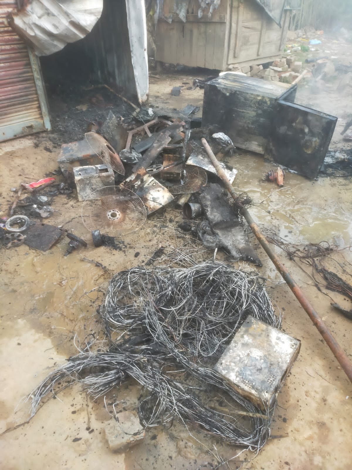 रायबरेली-अज्ञात कारणों के चलते इलेक्ट्रॉनिक व बैग की दुकान में लगी आग.....