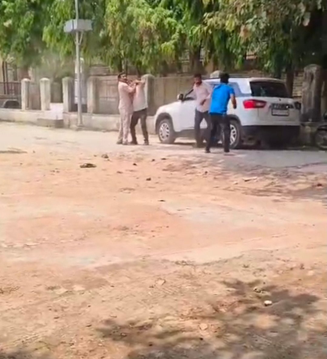 अमेठी-BDO ऑफिस में प्रधान प्रतिनिधि की गुंडागर्दी का वीडियो वायरल