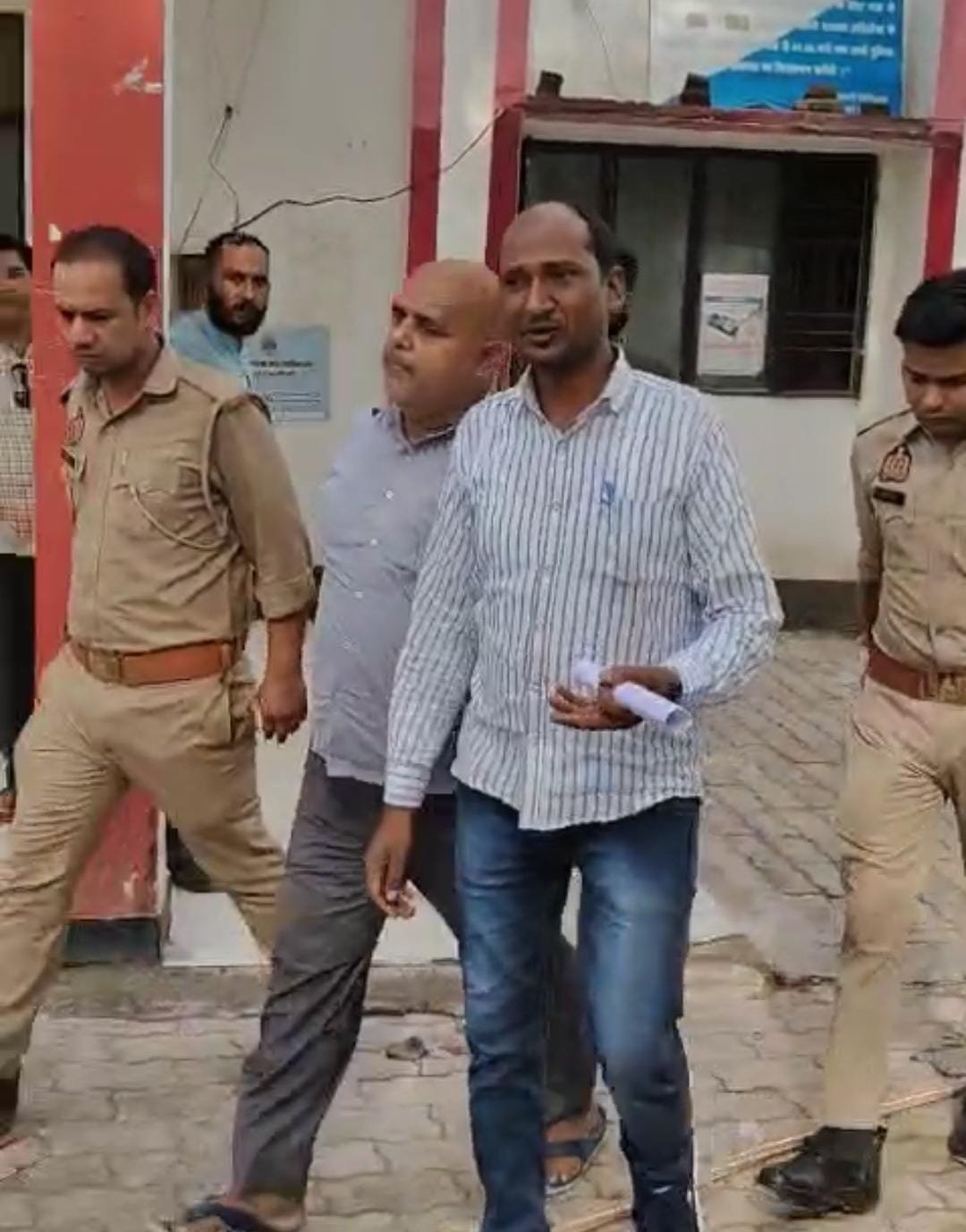 बड़ी खबर रायबरेली-सात हजार रुपए रिश्वत लेते राजस्व कर्मी सहयोगी सहित रंगे हाथ गिरफ्तार , एंटी करप्शन टीम ने की कार्रवाई 