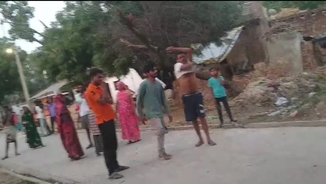 रायबरेली-नाली के विवाद में दो पक्षो में कहासुनी के बाद जमकर मारपीट परिवार ही के महिलाओं समेत आधा दर्जन लोग घायल
