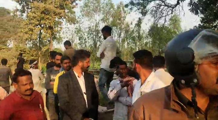 रायबरेली-युवक को अनियंत्रित डम्फर ने मारी टक्कर,नाराज सैकड़ों लोगों ने डंफरो को रोककर जमकर काटा हंगामा,,,,