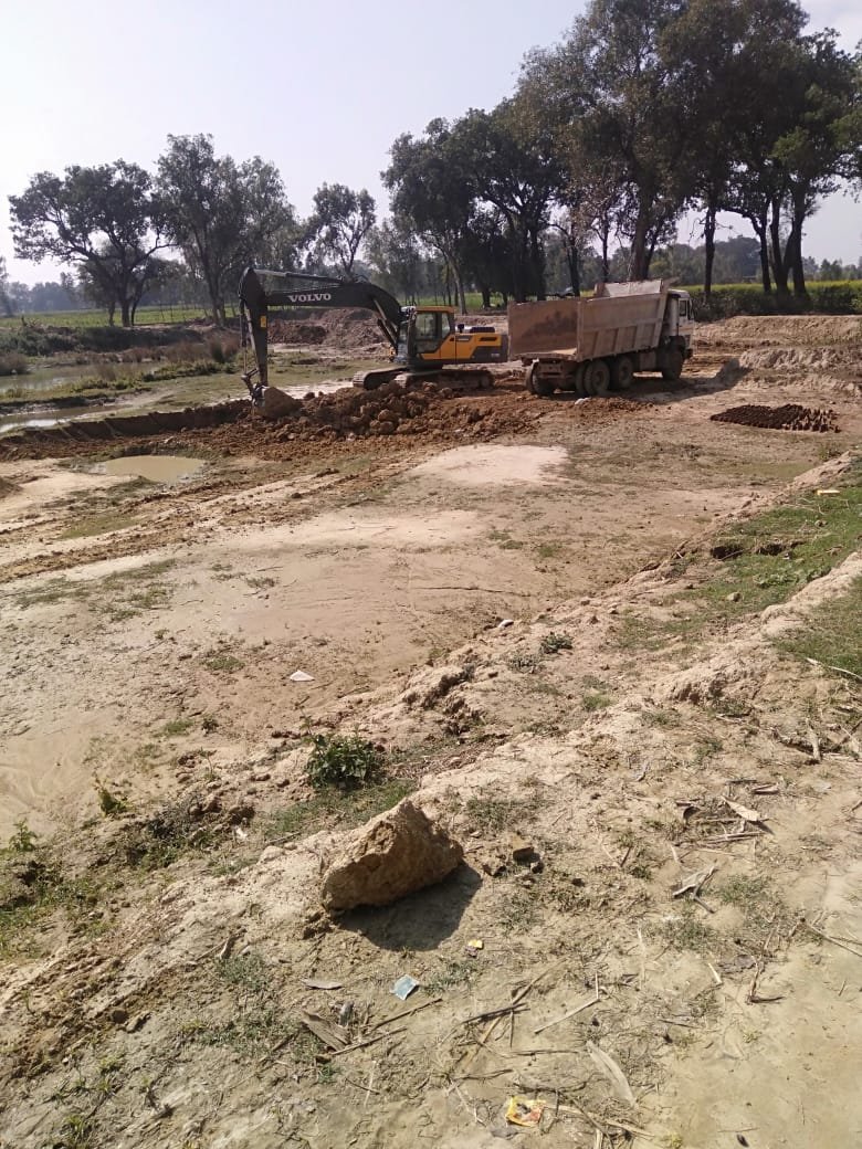 रायबरेली-मनरेगा के तालाब को पोकलैंड मसीन से खोदकर एक्सप्रेस वे को लेखपाल ने बेंच दी गई मिट्टी 