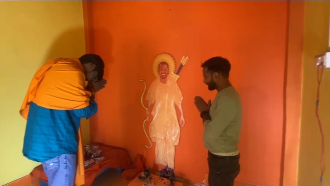 रायबरेली-भाजपा आईटी सेल ने साथियों के साथ योगी महराज मन्दिर के किया दर्शन सुख समृद्धि, की प्रार्थना किया। 