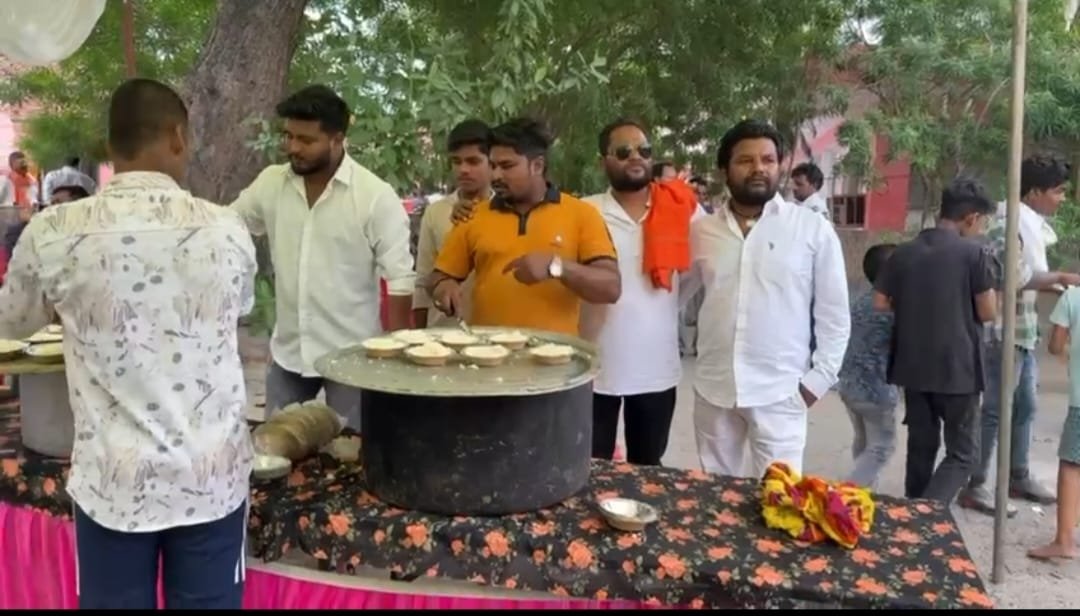 रायबरेली- बड़े मंगल के अवसर पर स्वास्थ्य विभाग की तरफ से किया गया भंडारे का आयोजन