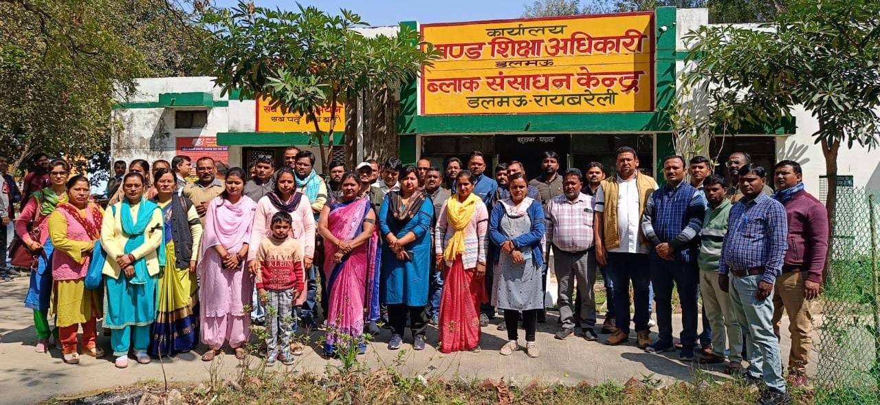 डिजिटलाइजेशन के खिलाफ आंदोलन शुरू, काली पट्टी बांधकर शिक्षकों ने किया काम